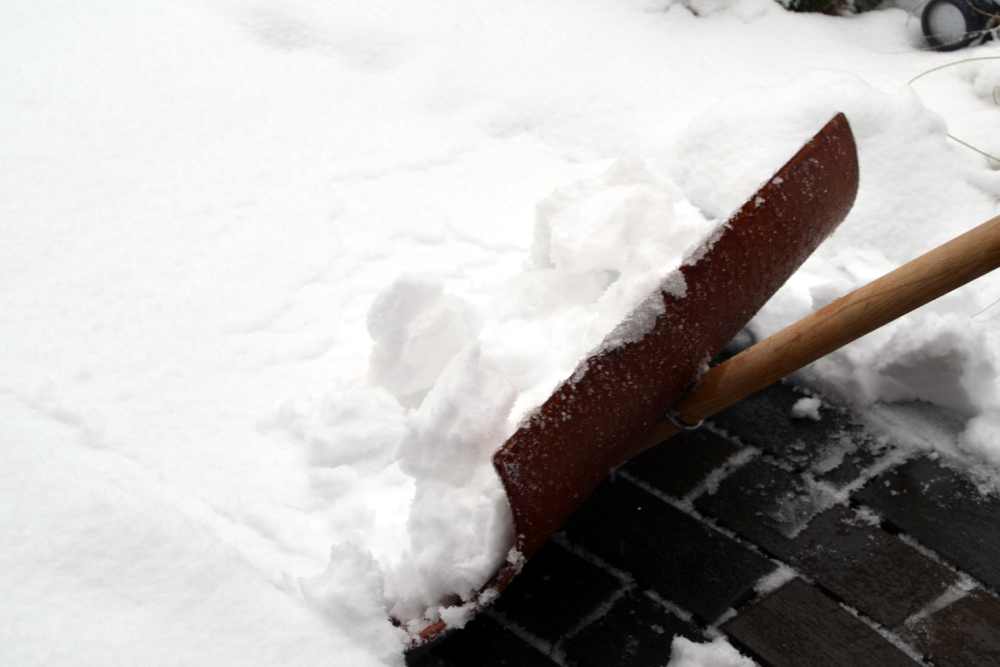 Schnee schippen mit Schneeschieber